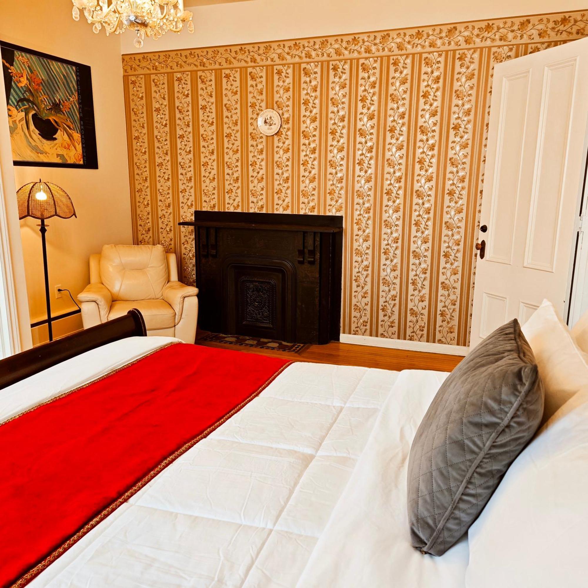 Andy'S Blue House Bed & Breakfast Charlottetown Exterior photo