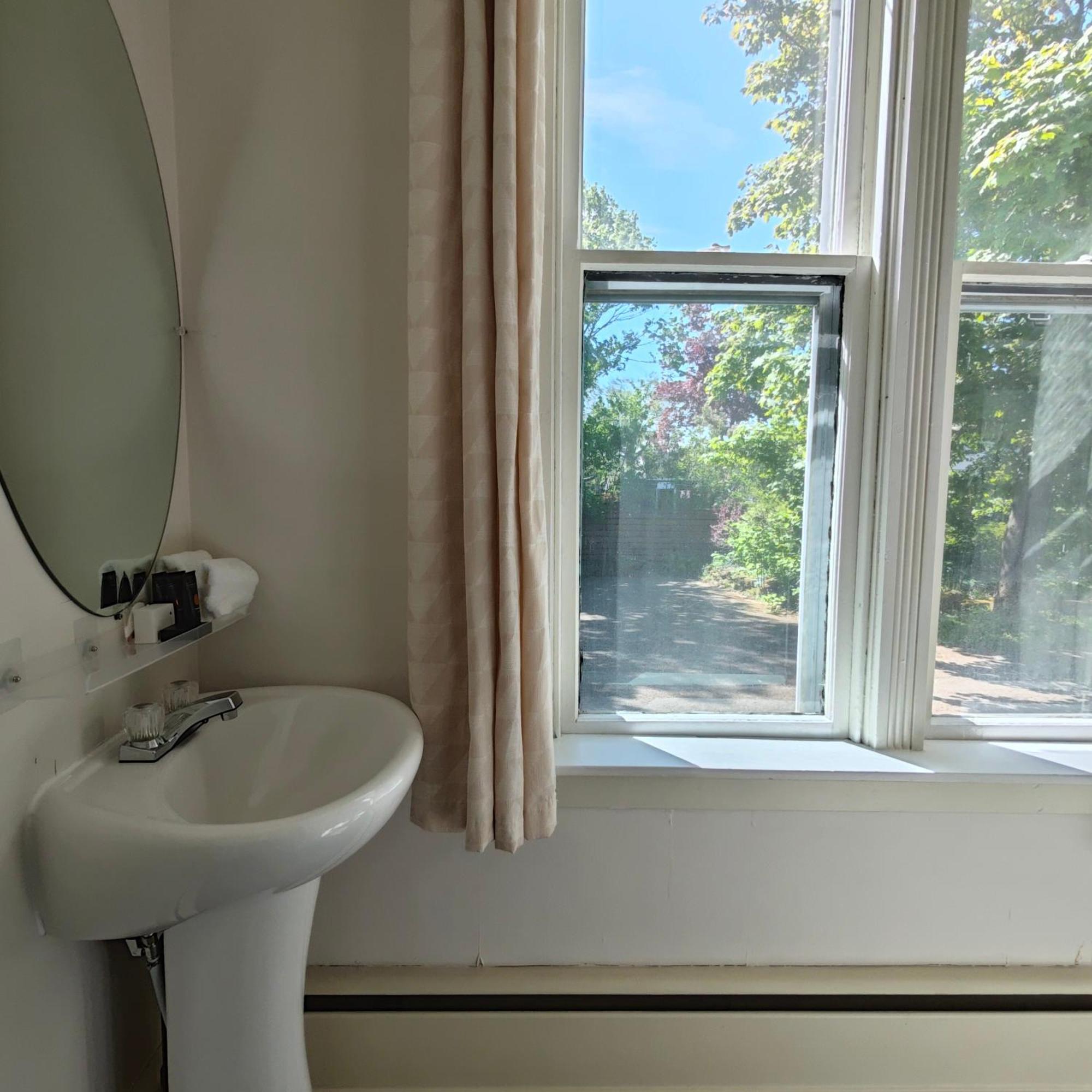 Andy'S Blue House Bed & Breakfast Charlottetown Exterior photo